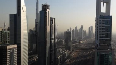 Dubai gökdelenler ve trafik  