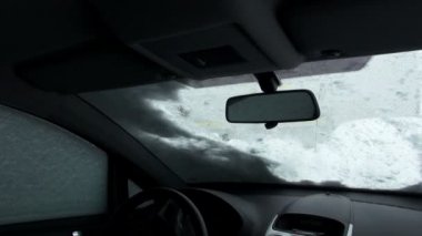 arabasının kar süpürme kadın 