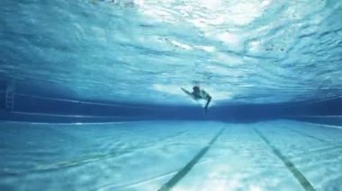 su altında serbest yüzücü