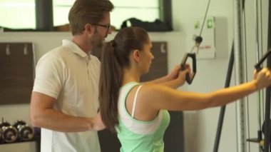 Rehabilitasyon Eğitim fitness makine üzerinde