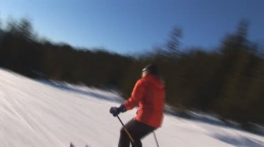 Kadın kayakçı yüksek hızlı