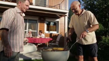 Yaz aylarında ızgara yaşlılar Bahçe