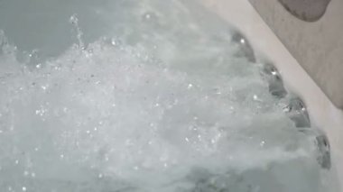 yavaş köpüren su girdap