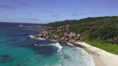 Havadan görünümü dalgalı okyanus ve tropik ada