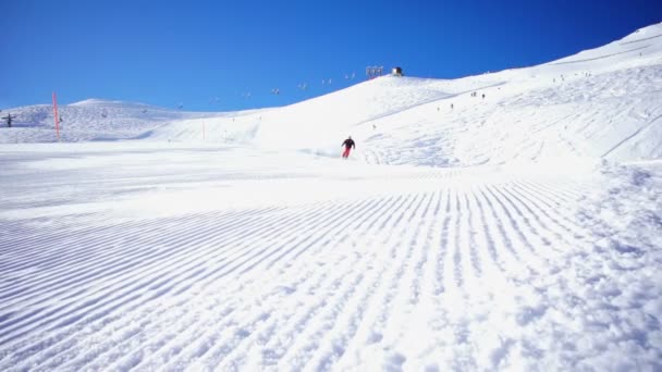 Tobogán tallado en pista de esquí vacía — Vídeo de stock