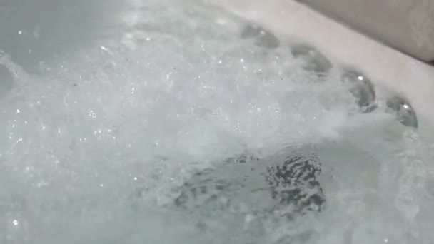 Agua burbujeante en cámara lenta en hidromasaje — Vídeos de Stock