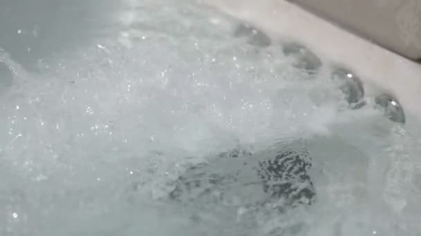 Ultrarapid bubblande vatten i bubbelpool — Stockvideo