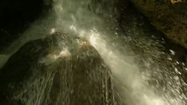 Pequeña cascada en el estanque — Vídeo de stock
