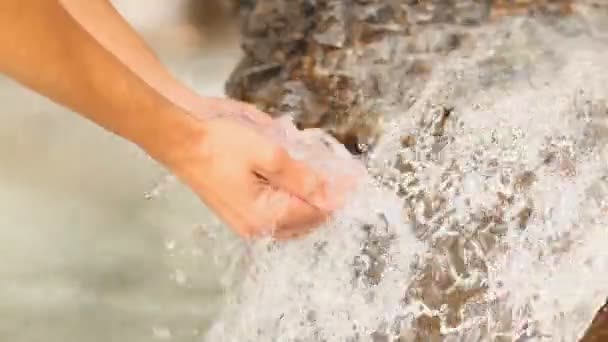 Chytat vodu rukama — Stock video