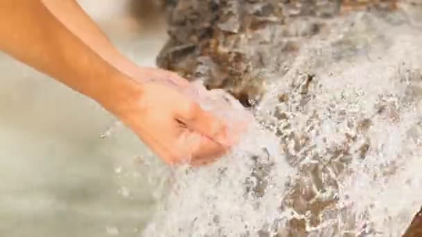 Atrapar agua con las manos — Vídeos de Stock