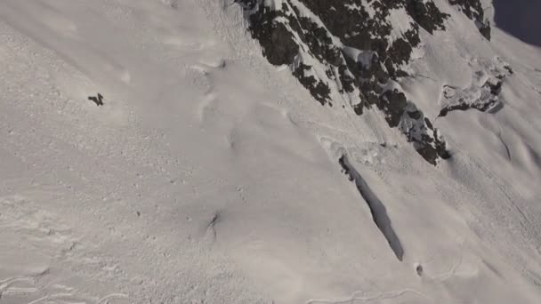 Área alpina areal próxima com pequenas pausas de avalanche — Vídeo de Stock