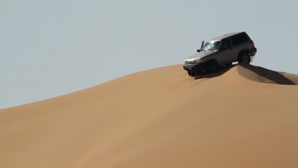 Coche conduciendo a través de dunas del desierto — Vídeo de stock