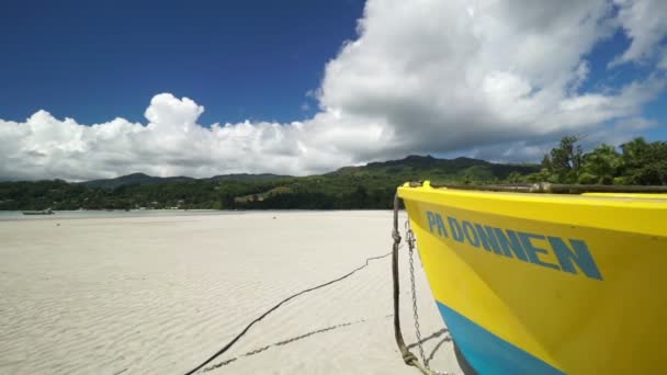 Barco amarillo en la playa de arena — Vídeos de Stock