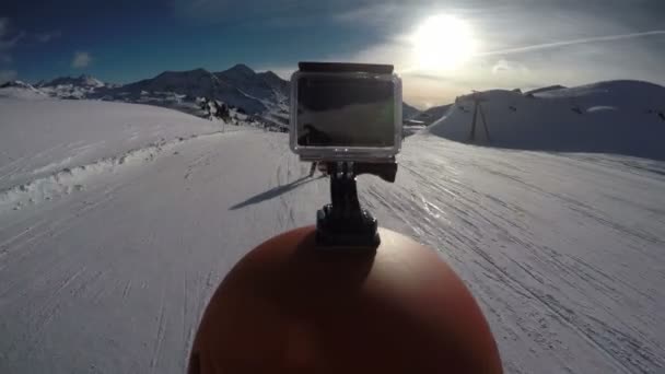 Skiër met helm camera — Stockvideo