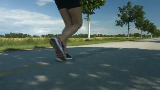 Ноги бегущей женщины — стоковое видео
