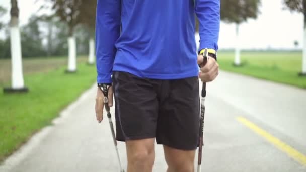 Скандинавський пішохідний чоловік детально повільний рух — стокове відео