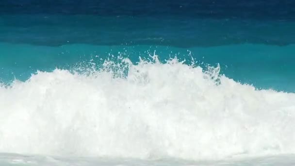 Gyönyörű gördülő hullámok széles — Stock videók