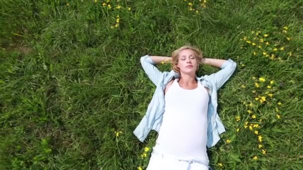 Young pregnant woman in meadow — Stock Video