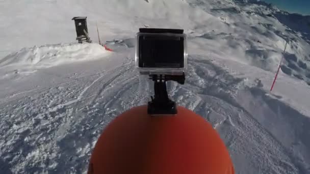 Skifahrer mit Helmkamera — Stockvideo