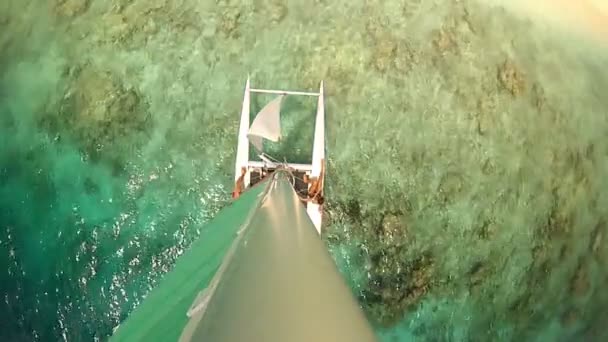 双体船航行在热带环礁湖 — 图库视频影像