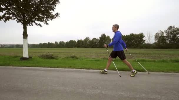 Nordic walking képzés lassú mozgás — Stock videók