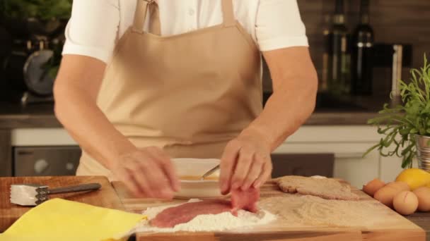 Preparaciones de schnitzel de salchicha — Vídeos de Stock