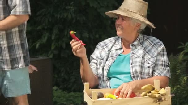 Agricultores senior con verduras frescas — Vídeos de Stock