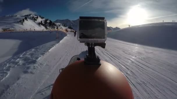 Jazdy na skuter śnieżny na stoku gopro na kask — Wideo stockowe
