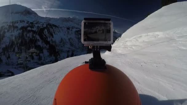 Лыжник с камерой на каске — стоковое видео
