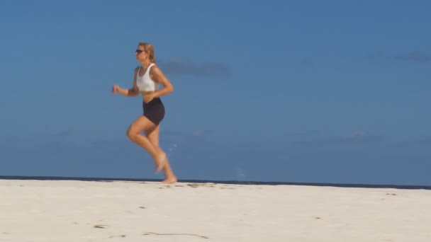 Mujer corriendo rápido — Vídeos de Stock