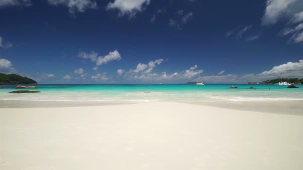 Praia arenosa larga — Vídeo de Stock