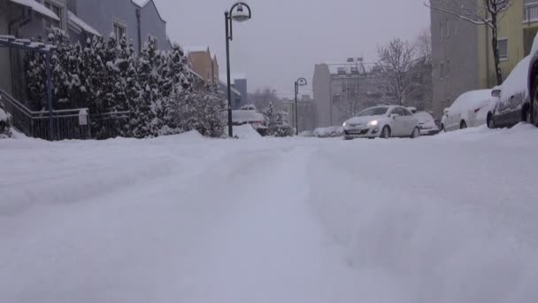 Выезд автомобиля из парковочного места — стоковое видео