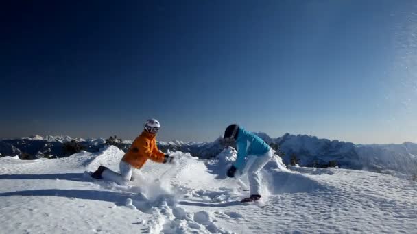 雪の中で楽しさを持っているカップル — ストック動画