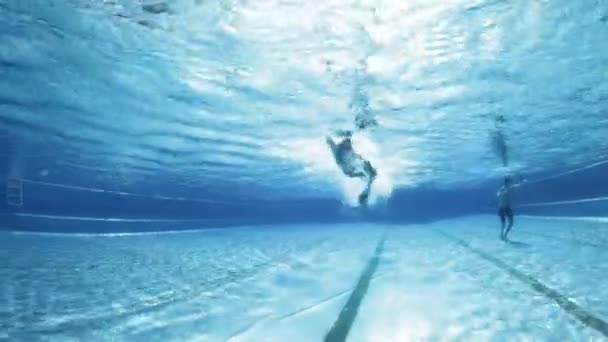 Freistilschwimmerin unter Wasser — Stockvideo