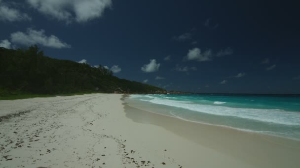 Onde e spiaggia di sabbia naturale — Video Stock