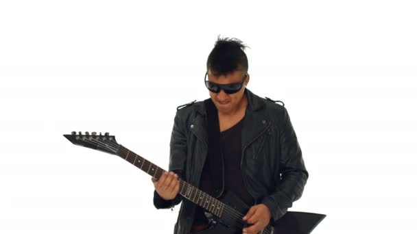 Gek jonge gitarist op wit — Stockvideo