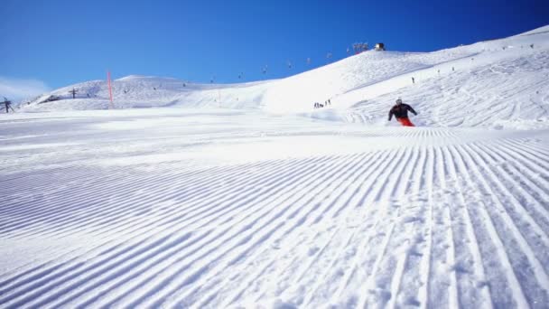 Carving dia op lege ski piste — Stockvideo