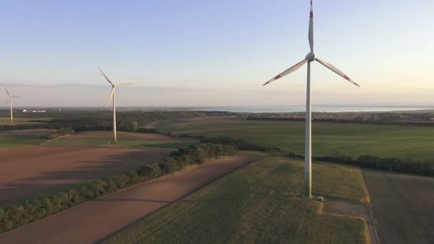 Widok z obszarów wiejskich windpark ptaka — Wideo stockowe