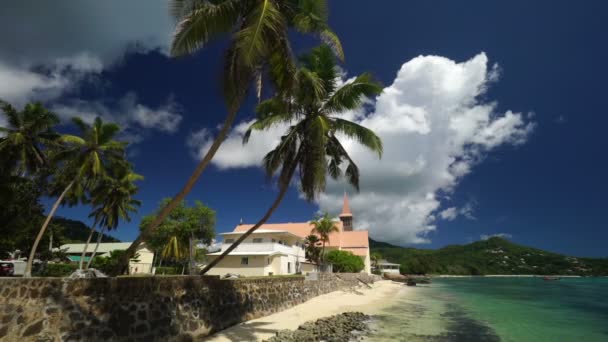 Iglesia en isla tropical — Vídeo de stock