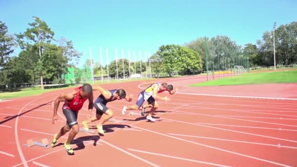 100m sprinters starting slow motion — Stock Video