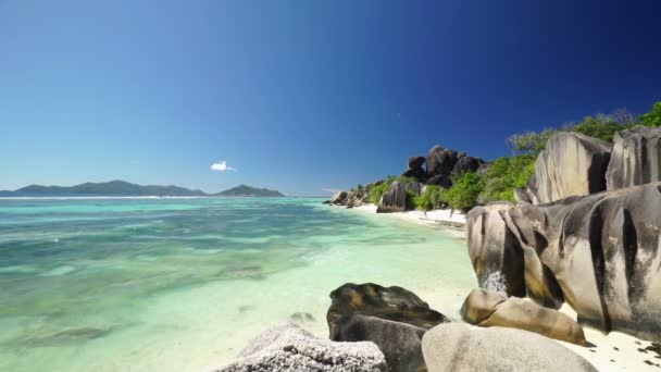 Playa isla de seychelles con rocas típicas de granito — Vídeo de stock