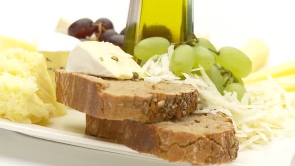 Placa de queso con aceite de oliva — Vídeo de stock