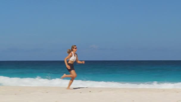 Mujer corriendo rápido — Vídeos de Stock