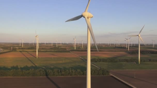 Вид с воздуха на огромный ветропарк — стоковое видео