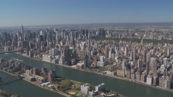 Luchtfoto-Oosten rivier new york stad — Stockvideo