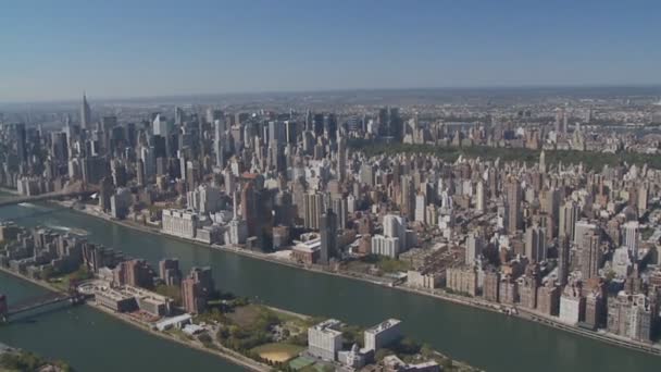 Letecký pohled na east river new york city — Stock video