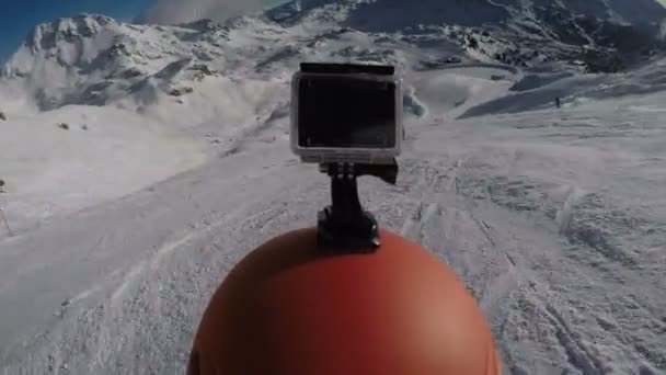 Skifahrer mit Helmkamera — Stockvideo