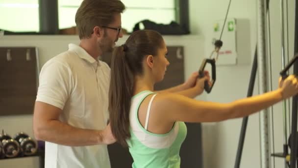 Rehabilitasyon Eğitim fitness makine üzerinde — Stok video