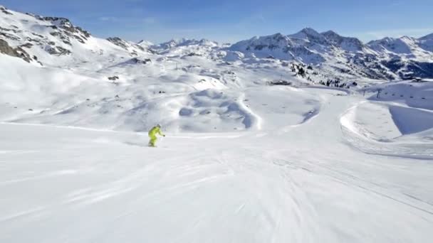 Skifahren in kurzen Schwüngen — Stockvideo