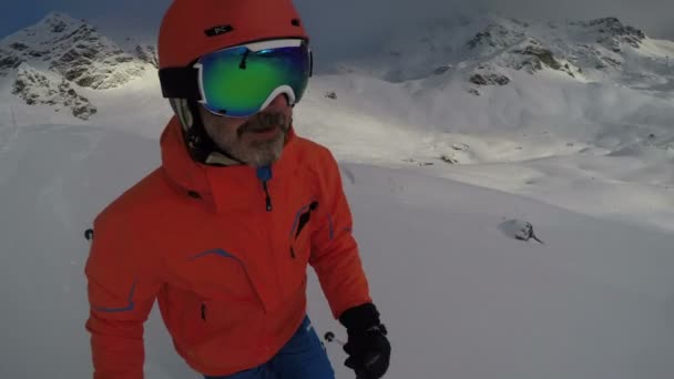 Лыжник с камерой на каске — стоковое видео